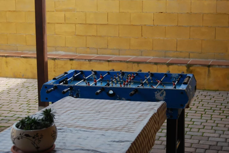 Futbolín en patio de casa rural para grupos y familias