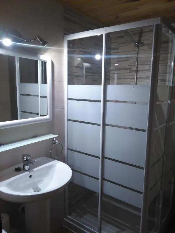 Baño moderno con ducha en alojamiento rural Maello