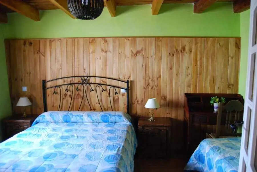 Dormitorio doble verde en casa rural Arroyo Milano