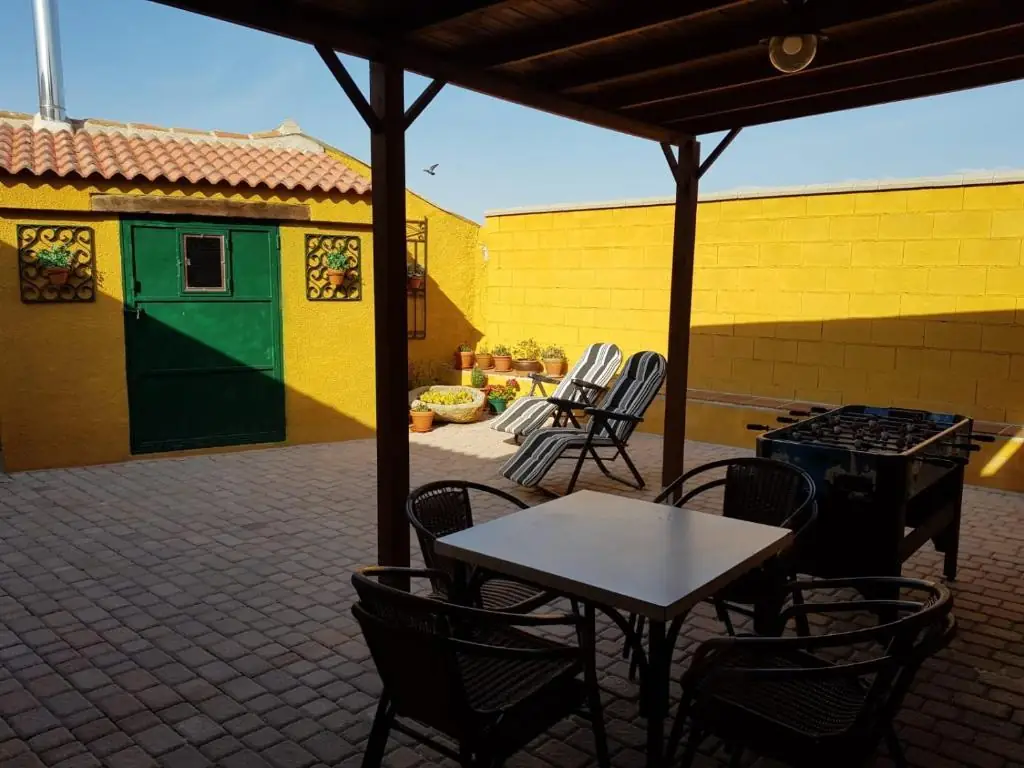 Patio con barbacoa de Casa Rural Arroyo Milano en Maello, Ávila